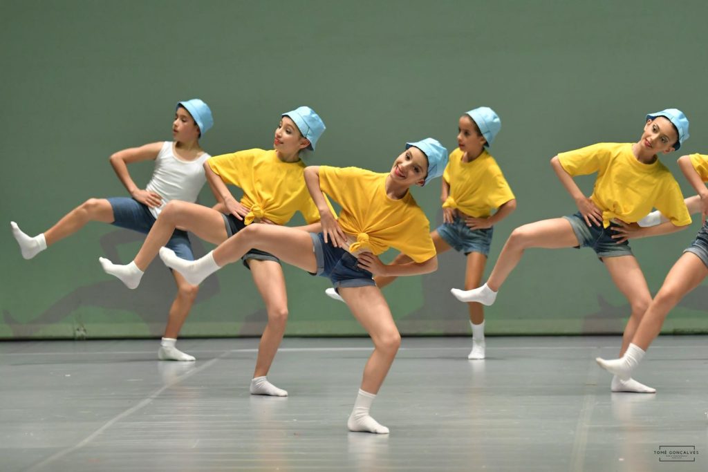 Students on stage in a photograph from the Academia Annarella archive.